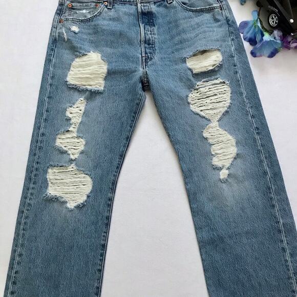 Levi's NWOT 501 Light Wash Distressed Straight Jeans Men 36 x 32 - Picture 4 of 10